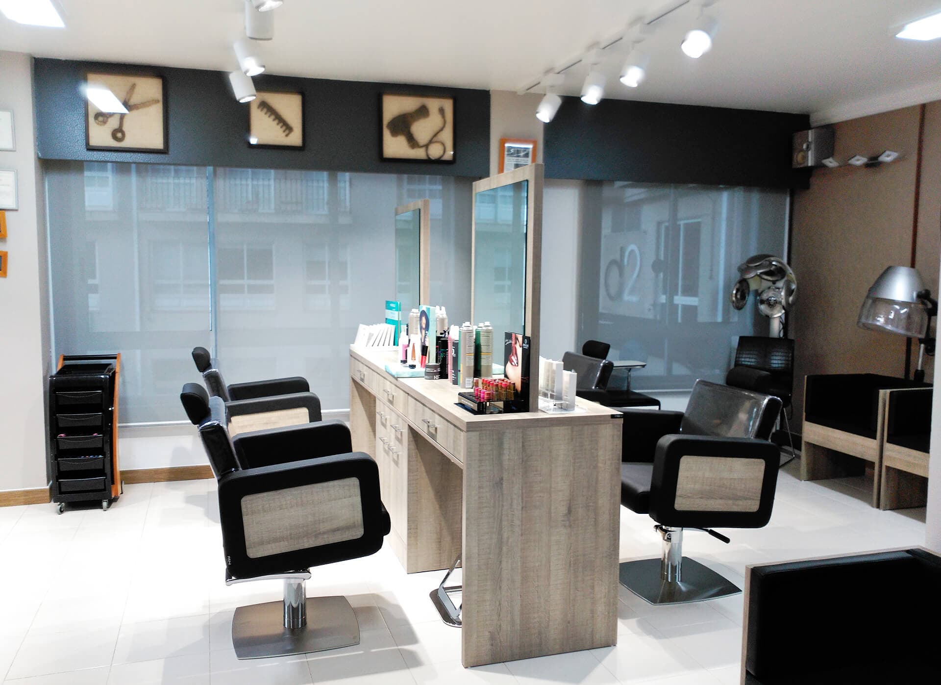 Centro de peluquería y estética unisex en Ribeira